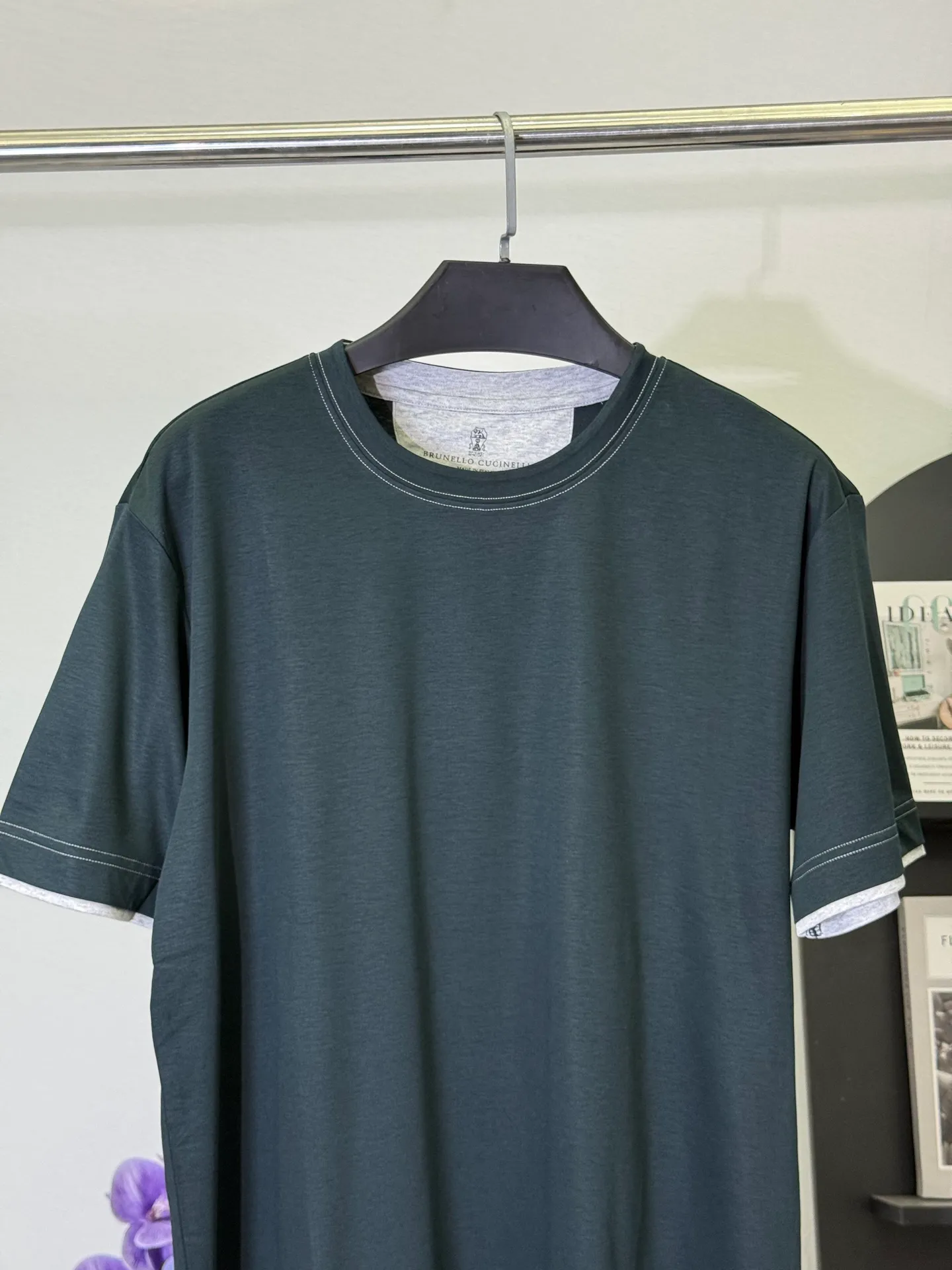 💋 Brunello Cucinelli Dark Green Contrast Line T-Shirt Wear Italian luxury and relaxed aesthetics into this textured Dark Green T. Iconic contrasting topstitching outlines the details, paired with high-grade blended fabrics. The calm Dark Green background is low-key yet rich in texture. It is a taste that knowledgeable people can get at a glance. The brand's iconic high-count fabric is selected, which is as soft as clouds, draped and stylish, and the upper body has an "expensive sense of relaxation". The neat and slightly loose version is suitable for daily outings and light business commuting. A Dark Green T can ensure your composure and dignity in all occasions. M-3XL